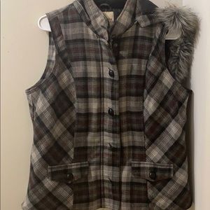 Puffy vest with removable hood